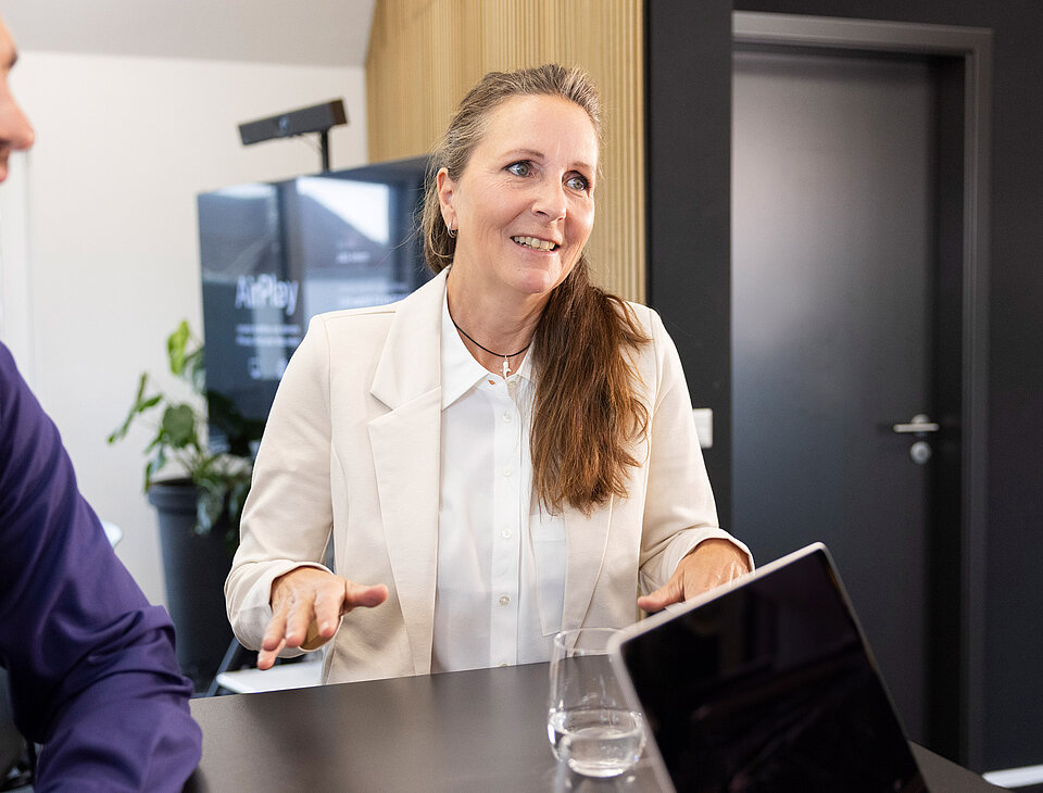 Alexandra Kreis von Rollout Solutions im Gespräch mit anderen Personen