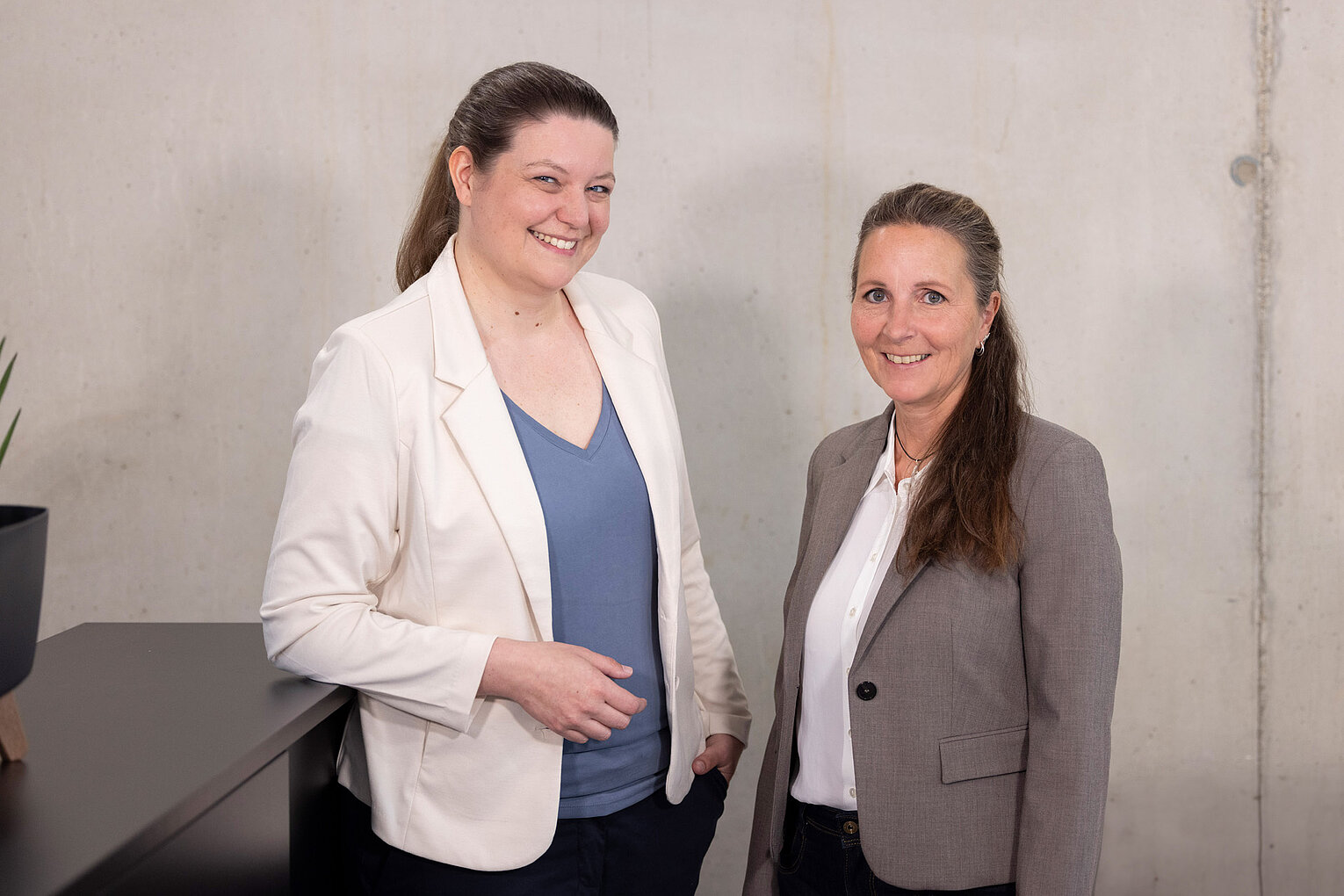 Carina Maucher und Alexandra Kreis von Rollout Solutions stehen nebeneinander